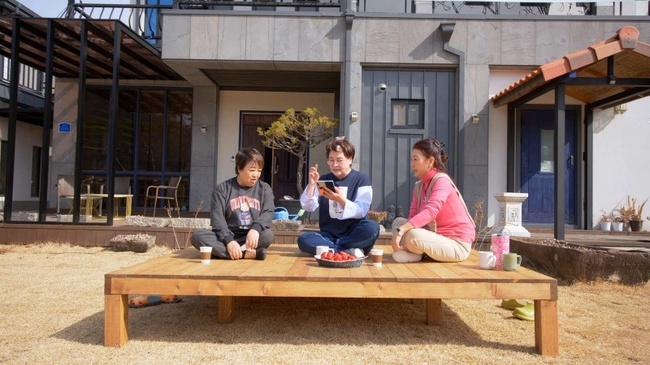Lee Kyoung Jin has released a family history.On May 3, KBS 2TV Park Won-sooks Lets Live together shows the sisters who welcome the new family Lee Kyoung Jin.The sisters who greeted the morning in the new nest Okcheon welcomed the new family Lee Kyoung Jin.After a good greeting with the sisters, Lee Kyoung Jin released the baggage filled with the car, and surprised the sisters by preparing various side dishes as well as pots and rice cookers.Park Won-sook said, If you get tired, you should pour water into rice. Lee Kyoung Jin seemed to have an extraordinary philosophy about rice, saying, You should not eat it because you pour water in Jinbap.Lee Kyung Jin later surprised the sisters by revealing why they became bothered with their diet.The sisters who went out later asked the storm question to the new family, Kyungjin.When Park Won-sook asked, When was Lee Kyung Jins spring day? Lee Kyung Jin replied, When I was a dreamy rookie, when I was a hero.Lee Kyoung Jin then revealed the story of his persecuted rookie days, which made him want to give up the actor.What is the word that raised Lee Kyoung Jin, who had a difficult rookie time, from the drama director at the time, saying, If you become an actor, you will earthquake in my hand.