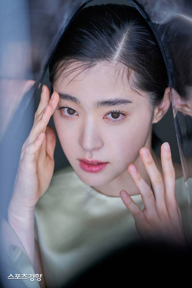 Actor Choi Sung-eun presented Fantasy Visual.On the 2nd, Choi Sung-euns official social network service (SNS) Instagram showed the behind-the-scenes cut of fashion magazine W, and the feed filled with shining visuals caught the eye.In the open photo, Choi Sung-eun stared at the camera with clear eyes, creating a mysterious and overwhelming aura, and at the same time, he felt the freshness of a new actor.In addition, the cut in black costume showed a fantasy atmosphere of The Sound of Magic based on Magic and showed various charms.Netflix series The Sound of Magic, which is the main character of Choi Sung-eun, is a fantasy music drama about the story of a mysterious Magicsa Lee (Ji Chang-wook) suddenly appearing in front of a girl Yoon-i (Choi Sung-eun) who lost her dream and a boy Nile (Hwang In-yeop), who is forced to dream.Choi Sung-eun showed passion by digesting the singing and choreography of Music Drama directly.He showed sweet and warm emotional vocals through OST of The Sound of Magic, Do You Believe in Magic?, which was premiered on the 28th, and raised expectations for works and genres.Choi Sung-eun won the New Actress Award at the Chunsa Film Festival after his debut as a red-haired So Kyung-ju in the movie Start, and gained the attention of criticism.He was later loved by SF8 - astronaut Joan and JTBC Drama Monster as a fresh mask and a performance called Monster Rookie.In the movie Future of Ten Months, which was released last year, she played the role of the main character Future and realistically portrayed the life after the pregnancy of a woman in her 20s. She contributed to the award of Honorable Mention at the 20th New York Asian Film Festival and was nominated for the 58th Baeksang Arts Award.On the other hand, the Netflix series The Sound of Magic, which is the main character of Choi Sung-eun, who is walking such a unique way, will be released around the world on Netflix on May 6th.