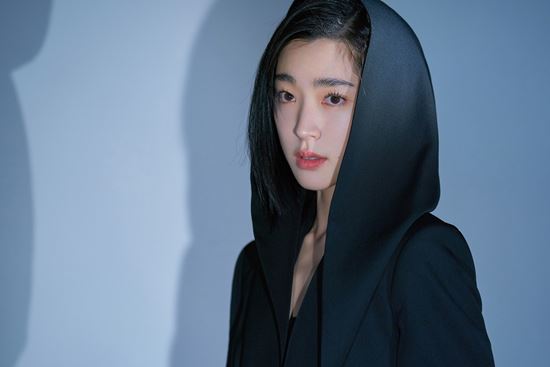 The Sound of Magic Choi Sung-eun has released a visual explosion behind-the-scenes cut through official SNS.On the 2nd, Choi Sung-euns official SNS revealed the behind-the-scenes cut of fashion magazine W.Choi Sung-eun in the public photo gazed at the camera with clear eyes, creating a mysterious and overwhelming aura, and at the same time making him feel the freshness of the new actor.In addition, the cut in black costume showed a fantasy atmosphere of The Sound of Magic with magic material and showed various charms.The Netflix series The Sound of Magic, which is the main character of Choi Sung-eun, is a fantasy music drama about the story of a mysterious magician Lee Eul who suddenly appears in front of a girl Yoon Ai (Choi Sung-eun) who lost her dream and a boy Nile (Hwang In-yeop), who is forced to dream.Choi Sung-eun is a music drama, singing and choreography directly.On the 28th, the OST of The Sound of Magic, which was premiered, showed sweet and warm emotional vocals through Do You Believe in Magic?It is called a fantasy new artist and has raised expectations for works and genres.Choi Sung-eun debuted as a red-haired small-size actor in the movie Start.Actor who won the New Actress Award at the Chunsa Film Festival and received the attention of criticism. Since then, he has been loved by SF8-Space Joan and JTBC drama Monster, called Monster Newcomer with fresh masks and performances.In the movie Future of Ten Months, which was released last year, she played the role of the main character Future and realistically portrayed the life after the pregnancy of a woman in her 20s. She contributed to the award of Honorable Mention at the 20th New York Asian Film Festival and was nominated for the 58th Baeksang Arts Award.Meanwhile, the Netflix series The Sound of Magic, starring Choi Sung-eun, who is on such a unique footpath, will be released around the world on Netflix on the 6th.Photo = Choi Sung-eun Official SNS