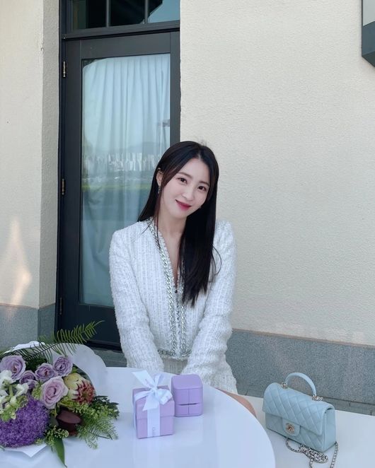 Actor Jung Hye Sung fell in love with the new brides play where Hyon Bin and Son Ye-jin married.Jung Eun posted a picture and a photo on his instagram on the 3rd of July, Thank you for inviting me.In the photo, Jung Hye-sung was invited to an event and showed off her smooth figure with a beautiful beauty, Sung Eun, who styled it in white tones.The event, attended by Jung Hye Sung, was held at the wedding of Hyon Bin and Son Ye-jin.Jung Eun, who still arrived in the place full of energy, caught his eye with the appearance of becoming a new bride.On the other hand, Jung Eun appeared in MBC Homemate.