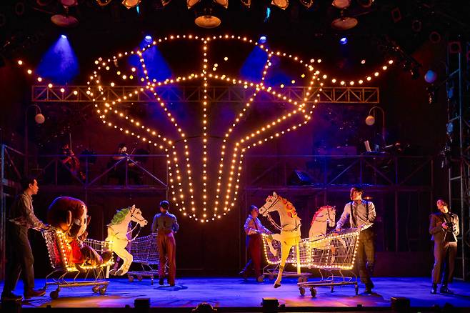 창작 뮤지컬 <쇼맨>의 한 장면. 극중 소품인 마트 카트는 장면 전환에 따라 놀이공원의 회전목마로도 활용된다. 국립정동극장 제공