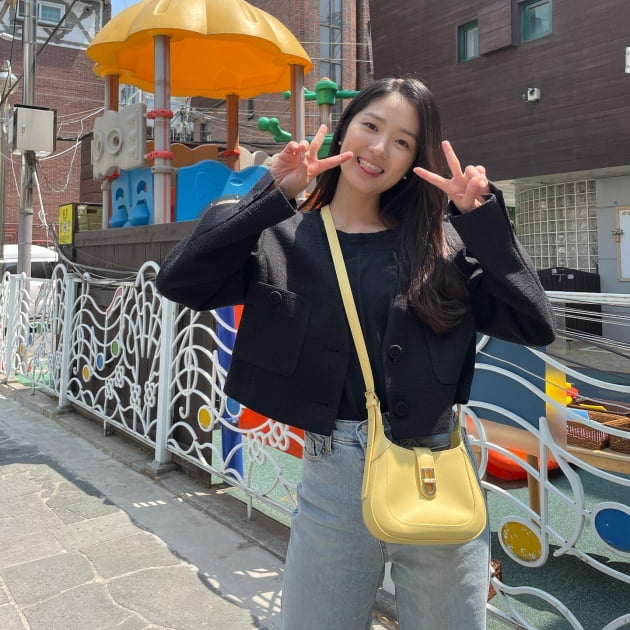 Actor Kim Hye-yoon shared this routine.Kim Hye-yoon posted several photos on his instagram on the 5th with  .Kim Hye-yoon in the public photo is taking a picture in front of the playground. He is posing V with an exciting smile.Meanwhile, Kim Hye-yoon appeared in the movie Girl in the Bulldozer released last month.