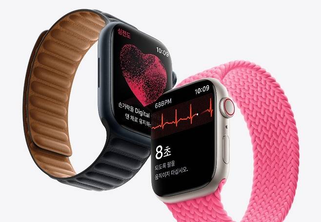 애플워치 시리즈7은 심전도(ECG) 검사를 지원한다.