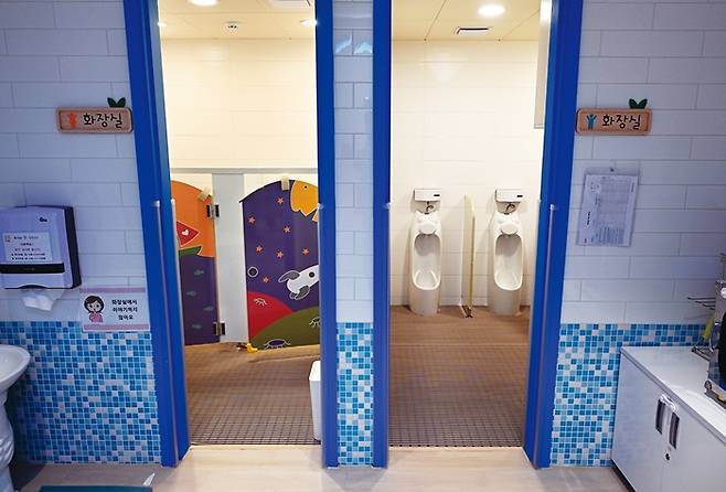 아이들 키에 맞춘 높이의 화장실이 눈에 띈다. 구립다움어린이집에는 영유아를 위한 화장실이 3개 있다. 정용일 선임기자 yongil@hani.co.kr