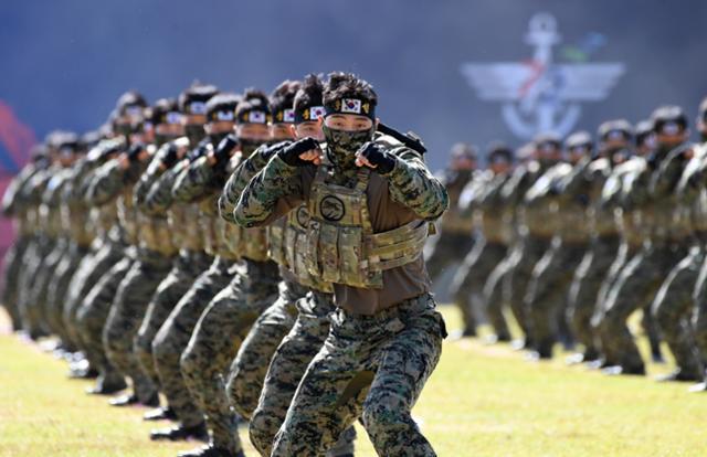 2020년 9월 25일 경기 이천 육군 특수전사령부에서 열린 국군의날 기념식에서 특전요원들이 특공무술 시범을 보이고 있다. 청와대사진기자단