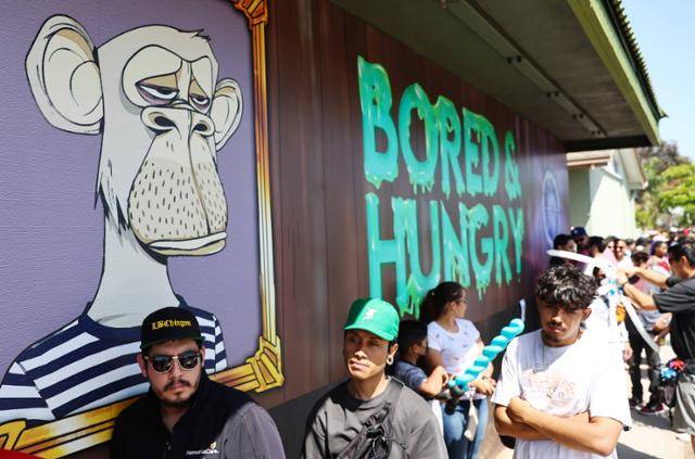 지난 9일 미국 캘리포니아주 롱비치에 BAYC를 활용한 햄버거 팝업 스토어 앞에 사람들이 입장을 기다리기 위해 줄을 서 있다. 롱비치=AFP 연합뉴스