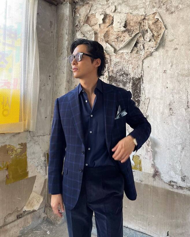 Actor Namgoong Min showed off his perfect Fijical and focused on netizens.On the afternoon of the 5th, Namgoong Min posted two photos with an article entitled Todays Heavenly through his personal instagram.In the open photo, Namgoong Min took a picture in a suit, especially his perfect suit fit and solid Fijical, which attracted the viewers admiration.The netizens who saw this had various reactions such as I love you, My brother is so handsome and I am so excited.iMBC  Photo Source Namgoong Min Instagram