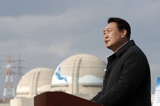 윤석열 대통령 당선인이 대선 후보이던 지난해 12월 29일 오후 경북 울진군 신한울원자력 발전소 3~4호기 부지에서 원전 관련 입장을 밝히고 있다. /뉴스1