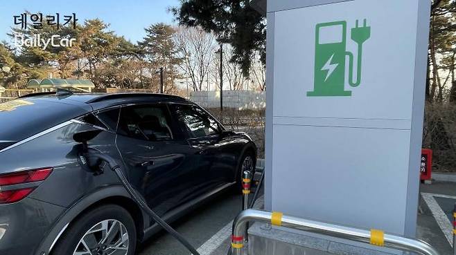 환경부 급속충전기서 충전중인 제네시스 GV60 전기차