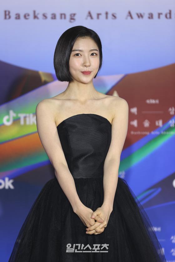 Actor Joo Hyon-young poses at the 58th Baeksang Arts Grand Prize red carpet event held at the Korea International Exhibition Center in Goyang Ilsan, Gyeonggi Province on the afternoon of the 6th.The Baeksang Arts Awards, the only comprehensive arts awards ceremony in Korea that includes TV, film and theater, will be held at the 4th Hall of the Korea International Exhibition Center in Goyang Ilsan from 7:45 pm on May 6.You can meet live on JTBC, JTBC2 and JTBC4. It will be broadcast live on TikTok.