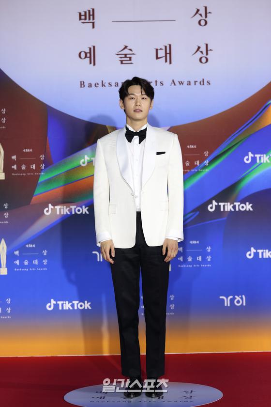 Actor Hak-ju Lee poses at the 58th Baeksang Arts Grand Prize red carpet event held at the Korea International Exhibition Center in Goyang Ilsan, Gyeonggi Province on the afternoon of the 6th.The Baeksang Arts Awards, the only comprehensive arts awards ceremony in Korea that includes TV, film and theater, will be held at the 4th Hall of the Korea International Exhibition Center in Goyang Ilsan from 7:45 pm on May 6.You can meet live on JTBC, JTBC2 and JTBC4. It will be broadcast live on TikTok.