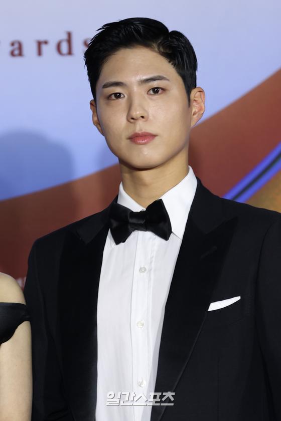 Actor Park Bo-gum poses at the 58th Baeksang Arts Grand Prize red carpet event held at the Korea International Exhibition Center in Goyang Ilsan, Gyeonggi Province on the afternoon of the 6th.The Baeksang Arts Awards, the only comprehensive arts awards ceremony in Korea that includes TV, film and theater, will be held at the 4th Hall of the Korea International Exhibition Center in Goyang Ilsan from 7:45 pm on May 6.You can meet live on JTBC, JTBC2 and JTBC4. It will be broadcast live on TikTok.