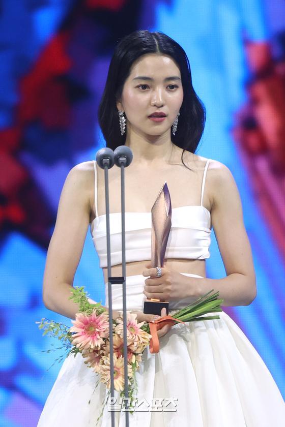 Actor Kim Tae-ri is giving a feeling after the Tiktok Popular Award at the 58th Baeksang Arts Grand Prize held at the Korea International Exhibition Center in Goyang Ilsan, Gyeonggi Province on the afternoon of the 6th.The Baeksang Arts Awards, the only comprehensive arts awards ceremony in Korea that includes TV, film and theater, will be held at the 4th Hall of the Korea International Exhibition Center in Goyang Ilsan from 7:45 pm on May 6.You can meet live on JTBC, JTBC2 and JTBC4. It will be broadcast live on TikTok.