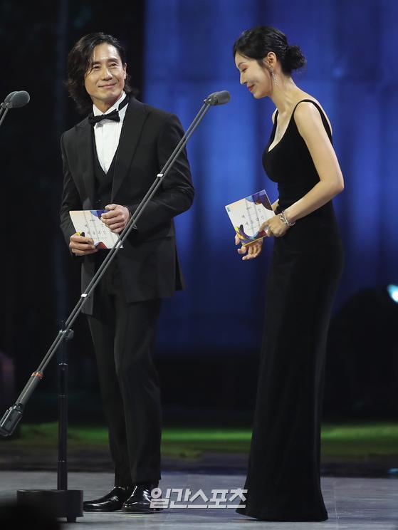 Actors Shin Ha-kyun and Kim So-yeon attended the 58th Grand Prize TV award at the Korea International Exhibition Center in Goyang Ilsan, Gyeonggi Province on the afternoon of the 6th.The Grand prize, the only comprehensive arts awards ceremony in Korea that includes TV, movies and plays, will be held at the 4th Hall of the Korea International Exhibition Center in Goyang Ilsan from 7:45 pm on May 6.You can meet live on JTBC, JTBC2 and JTBC4. It will be broadcast live on TikTok.