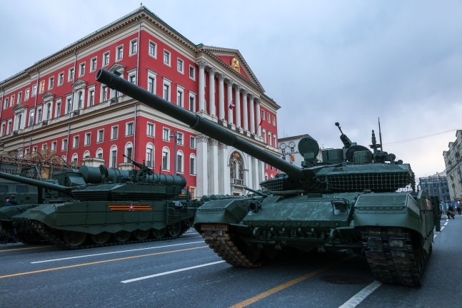 지난 4월 28일 러시아 모스크바 도심에서 전승절 퍼레이드 리허설을 하고 있는 러시아 주력 T-90M 탱크 TASS 연합뉴스