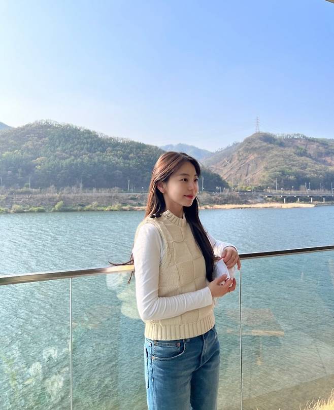 Sohee posted a picture on his instagram on the afternoon of the 6th with an article entitled Spring Spring on the last train of cherry blossom train.In the open photo, Sohee poses in the background of mountains and rivers under a sunny sky.Sohee also caught the eye with a striking visual in her modest styling, which she wore beige sleeveless knits and jeans.The netizens who watched this were impressed by Sohees visuals, leaving comments such as Sohee is more lovely than the scenery, Wang Cherry Blossom is here and Why is this sister not old?On the other hand, Sohee has played the role of Kim So-won in the JTBC drama Thirty, Nine which ended in March.Thirty, nine is a real human romance work that deals with the friendship, love, and in-depth stories of three friends who are forty years in front of them.