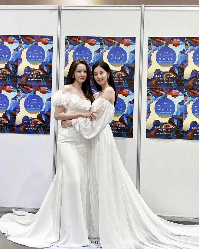 Girls Generation Im Yoon-ah, Seohyun met at the Baeksang Arts Awards.Seohyun posted several photos on his SNS on the 7th, along with an article entitled The Slap Yoon Hyun in the White House, also Saussie White.In the photo, Im Yoon-ah and Seohyun, who are wearing white dresses, are shown.Im Yoon-ah, Seohyun hug each other in a welcome hug and give a warm heart.Fans were also thrilled at Girls Generation centre Im Yoon-ah and youngest Seohyuns The Slap, with the two graceful beauty stand out.Meanwhile, Im Yoon-ah will appear in the MBC drama Big Mouse, which is scheduled to air in July. Seohyun will appear in the KBS2 drama Jinx Lovers, which will be broadcast in June.