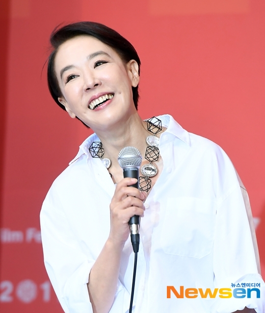 World star Kang Soo-yeon, who collapsed suddenly due to a brain haemorrhage, finally left the fans.In honor of his achievements and influence in Chungmuro as a first-generation world star, the filmmaker decided to organize a funeral committee and honor the deceased.The funeral committee, the late Kang Soo-yeon film, officially announced on May 7 that the late Kang Soo-yeon left us at 3 pm.The funeral service was set up at the funeral hall of Seoul Samsung Seoul Hospital, and it is possible to pay tribute from 10 a.m. on May 8.Kim Dong-ho, chairman of the Gangneung International Film Festival, who has long been acquainted with the deceased through the Busan International Festival, and Kim Ji-mi, Park Jung-ja, Park Jung-hoon, Son Sook Shin Young-kyun Lee Woo-suk im Kwon-taek Jung Jin-woo,Kang Soo-yeon was found in cardiac arrest at his home in Seoul Gangnam on May 5 and was urgently sent to the hospital. He has been treated for three days without consciousness.Cause of death was known as cerebral hemorrhage.Kang Soo-yeon has been revered as the original world star who informed the Korean film to the former World.In 1987, he won the Best Actress Award at the Film Festival in Italy, one of the three World Film Festivals, for the first time as a Korean actor. In 1989, he won the Best Actress Award at the Moscow International Film Festival again for his Aze Aze Baraze Im standing.