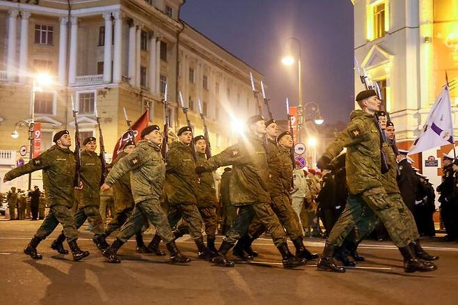 지난 5일, 퍼레이드를 연습중인 극동지역 블라디보스톡의 러시아 병사들. 오는 9일엔 러시아 전역, 심지어 우크라이나 점령지에서도 군사퍼레이드가 열릴 전망이다. (사진: 타스통신-연합)