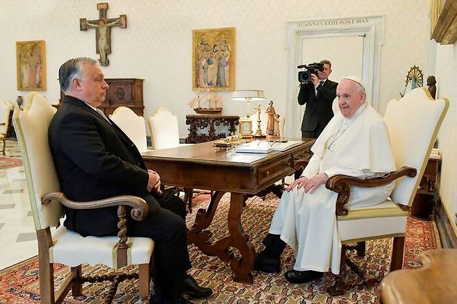 4월21일 바티칸 궁에서 마주 앉은 오르반 빅토르 헝가리 총리(좌)와 프란치스코 교황 (사진: 바티칸 미디어, AFP)