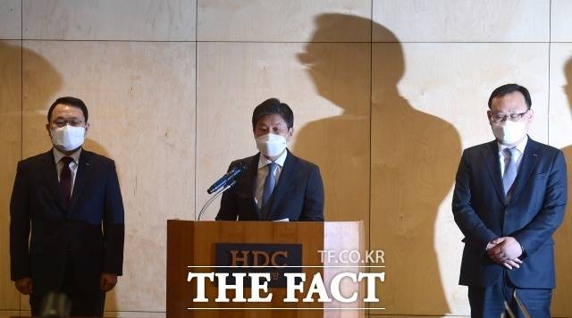 정몽규 HDC그룹 회장은 지난 4일 서울 용산구 HDC현대산업개발 사옥에서 긴급 대책 기자회견을 열고 "화정동의 8개동을 모두 철거하고 새로운 아이파크를 짓겠다"고 말했다. /이새롬 기자