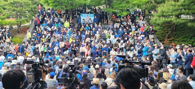 8일 오전 이재명 더불어민주당 상임고문의 인천 계양을 보궐선거 출마 기자회견을 앞두고 계양산에 지지자들이 모여 있다. 뉴시스
