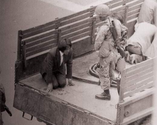 1980년 5·18 때 광주에 진압부대로 투입된 공수특전여단 군인 앞에서 광주 시민 1명이 무릎을 꿇고 앉아 있다. 5·18기념재단 제공