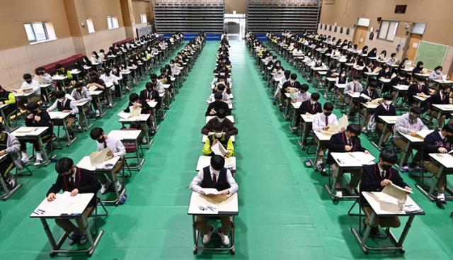 지난달 28일 경기도 화성시 동탄국제고등학교에서 1학년 학생들이 '무감독 양심 시험'을 치르고 있는 모습. 뉴시스