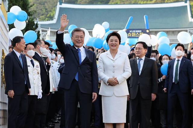 ▲ 문재인 대통령과 김정숙 여사가 9일 오후 청와대 직원들의 배웅을 받으며 본관을 나서고 있다. 연합뉴스