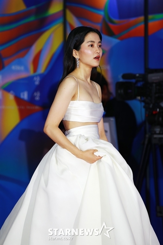 The rumor that Actor Kim Tae-ri wore a fake dress was not true at all; the editor-in-chief, who actually sponsored the dress, explained it himself.On the 8th, Taiwan ET Today collected the Sight by claiming that the white dress worn by Kim Tae-ri at the 58th Baeksang Arts Grand Prize, which was attended on the 6th, was a fake by some Chinese netizens.Dress, worn by Kim Tae-ri, said the details of Dress and Dress, worn by Hollywood Actor Dakota Johnson in 2019, were slightly different, adding that Kim Tae-ris clothes were imitations and that it was impossible to change the costume design if she received brand sponsorship.But this was just a completely unfounded claim.Kim Tae-ri, the editor-in-chief who sponsored and produced this dress, said in a telephone conversation with the 9th, Kim Tae-ris Dress is a genuine Dress of Brandon Maxwell.Lee said, Because the body shape is different for each model, it is possible to change it from the original design. Even Kim Tae-ris Dress was not a design variant.The skirt is bigger than the model, so the shape has changed in the process of reducing it. The clothes are repaired according to the body shape of each individual. The change of the dress shape is made through repairs.Its not made of so-called custom dress, he said. The Chanel jacket also has a single repair to suit the buyer according to the model.Brandon Maxwell is a brand made after himself by Brandon Maxwell, a stylist from Hollywood Actor and pop star Lady Gaga.Lady Gagas 2019 Matt Gala Dress has also received a lot of attention and has been awarded the Womens Wear Designer Award of the Year at the 2019 CFDA Awards, which is called the Fashion Oscar.On the other hand, Kim Tae-ri received the Best Actor Award in the popular and TV category for the TVN weekend drama Twenty Five, Twenty One at the Baeksang Arts Awards ceremony.