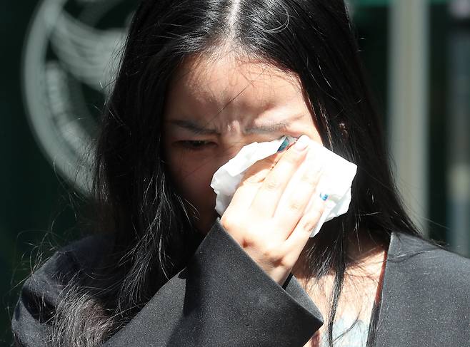 '국정 농단' 사건으로 수감 중인 최서원(개명 전 최순실)씨의 딸 정유라씨가 4일 오전 서울 종로구 서울경찰청 민원실 앞에서 조국 전 법무부 장관 등 3인에 대한 명예훼손 등의 혐의 고소 취지를 설명하다 눈물을 보이고 있다. /뉴시스