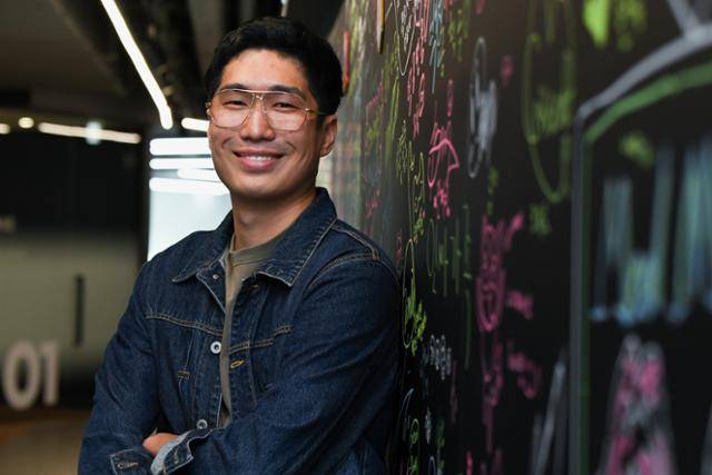 구독자 16만 유튜브 채널 '1분 뮤지컬'을 운영하는 크리에이터 권순용씨가 지난달 27일 서울 용산구 샌드박스네트워크 사무실에서 본보와의 인터뷰에 앞서 포즈를 취하고 있다. 김하겸 인턴기자