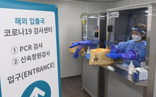 9일 서울 서초구 삼광의료재단에 문을 연 내·외국인 관광객 전용 코로나19 검사센터에서 관계자들이 검사 준비를 하고 있다. 사진공동취재단