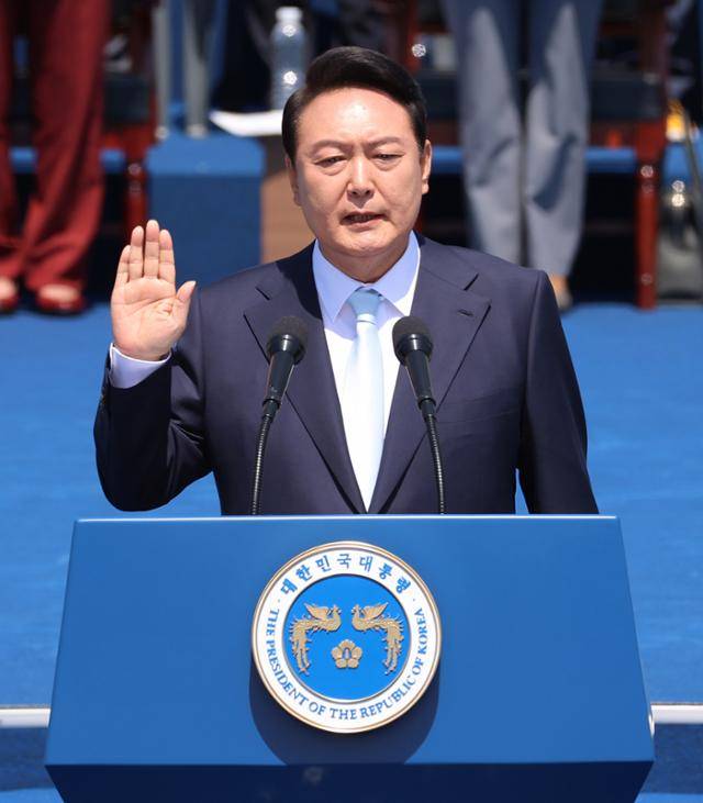 윤석열 대통령이 10일 국회에서 열린 제20대 대통령 취임식에서 선서하고 있다. 오대근 기자