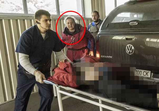 동물들을 대피시키던 중 러시아군의 폭격에 쓰러진 15세 아들(누워있는 사람)과 응급실을 찾은 어머니(붉은 동그라미)