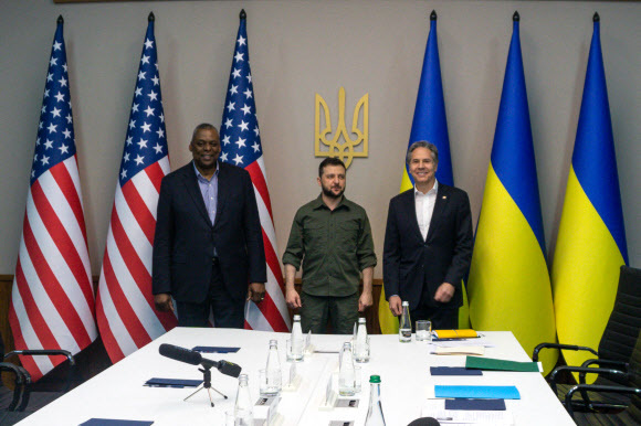 볼로디미르 젤렌스키(가운데) 우크라이나 대통령이 24일(현지시간) 우크라이나 수도 키이우를 방문한 로이드 오스틴(왼쪽) 미 국방장관과 토니 블링컨(오른쪽) 미 국무장관과 함께 서 있는 사진을 미 국방부가 공개했다. 러시아의 우크라이나 침공 이후 처음으로 우크라이나를 찾은 미 고위급 인사인 두 장관은 이날 방문에서 우크라이나에 3억 2200만 달러(약 4024억원)의 군사 자금 등 7억 달러의 직간접적인 지원을 약속했다.키이우 AFP 연합뉴스