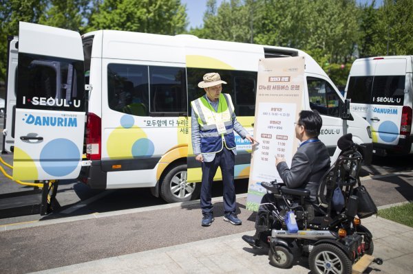 길기연 서울관광재단 대표가 관광약자를 위한 청와대 관람 순화버스 운영을 점검하고 있다.