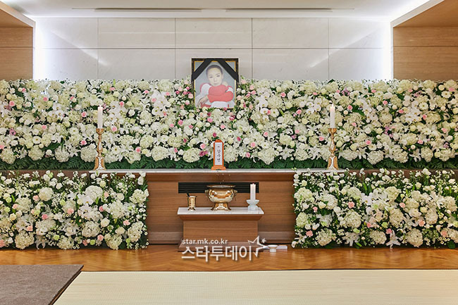 Actor Han Ji-il, 75, said, I endured the feeling of rising up.I was just so sick of talking about the late Kang Soo-yeon in front of the drunken man, but I was soon blinded by the tears.The Funeral Hall of the Samsung LionsSeoul Hospital in Seoul, Seoul, where the funeral hall of the late Kang Soo-yeon was set up, was followed by a Winston Chao procession of various people on the 9th.Among them, the filmmakers steps were exceptionally heavy and sad, with their heads bowed when they entered, and their eyes swollen when they came out.I still live in the name of a filmmaker in a word that Su-yeon met in Busan in 2017, he said.I was in trouble in United States of America and I was invited to the Shinsung Il Retrospective by chance and visited the Film Festival in Busan for three days.Su-yeon, who met at that time, told me, Sunbather, we live in a movie we like now.In that one word, I came to Korea after organizing United States of America. Han Ji-il said of the deceased, She was a very strong woman, a unique actress, a pretty, cute, and budding junior. She was always smart and brave.It was the first treasure to announce our Korean movie to the world, he said. I still think I will shout Sunbather! I can not believe it.The inside of the bull is a sea of tears, he said, and when I sit there, I hear the cries from the side, from the front, from behind, and (and then) I also cry again.Kim Bo-sung, the Actor of Righteousness, also felt sad. Is she the best actress in Korean history? he said, shaking.It is the best righteousness that has developed Korean movies.I had a phone call when I was in trouble, and he said, Im going to do a tteokbokki business, so Im going to be strong, and he encouraged me to be great.In addition, fellow actors such as Kim Seok-hoon, Yang Dong-geun, Yu Hae-jin, Jang Hye-jin, Jung Yoo-mi, Kim Min-jong, Shim Eun-kyung and Lee Yeon-hee, and other cultural figures such as Kim Seok-seok, Park Kwang-soo, Kang Woo-seok, Kim Cho-hee, Lee Jung-hyang,Winston Chao, a general person who uses familiar expressions such as Suyeon is... and Sister ..., also came to steal tears.Meanwhile, Kang Soo-yeon died at 3 p.m. on the 7th.On May 5, he was found to have suffered a cerebral hemorrhage at his home in Apgujeong-dong, Seoul Gangnam District, and was transferred to the hospital.Netflixs Jung-yi (director Yeon Sang-ho), which had been a screen return for only nine years, became the deceaseds work.The deceaseds mortuary was set up in Room 17 of the 2nd basement floor of the Samsung LionsSeoul Hospital The Funeral Field; Winston Chao is available until 10pm on the 10th.The announcement will be broadcast live on the official YouTube channel of the Film Promotion Committee at 10 am on the 11th.