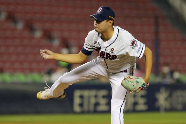 두산 정철원이 지난 6일 잠실 KT전에 등판해 공을 뿌리고 있다. 사진제공 | 두산 베어스