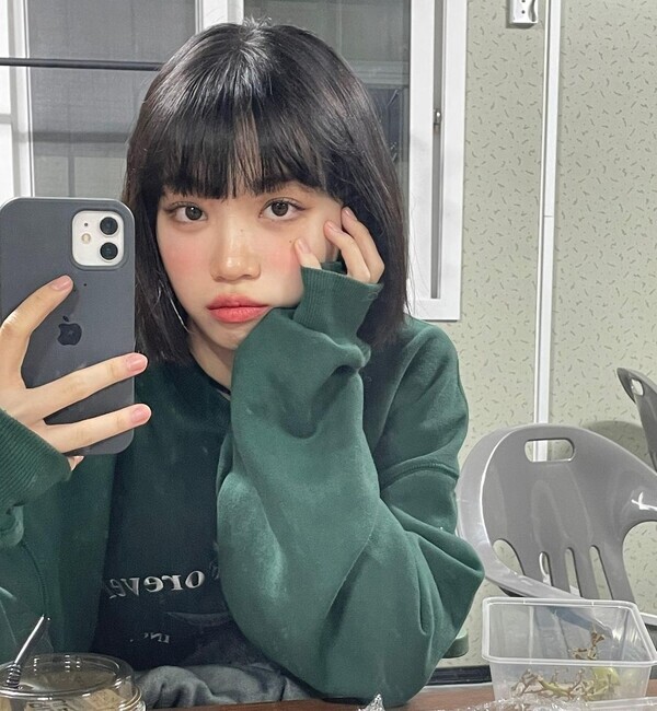 Group LE SSERAFIM Kim Chaewon boasted a cute charm with a naughty look.Kim Chaewon released three photos on her Instagram account on Wednesday, along with a green heart emoji.The photo shows Kim Chaewon smiling on the stairs wearing a man-to-man T-shirt.He showed a cute visual with a single knife in a bang hair. He sat in front of the mirror and gathered his lips and made a chick-like expression and conveyed a charm like a naughty.Meanwhile, LE SSERAFIM, which Kim Chaewon belongs to, debuted to Pieris on the 2nd.