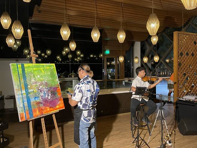 크림슨리조트 레스토랑의 예술인들. /사진= 강예신 여행+ 기자