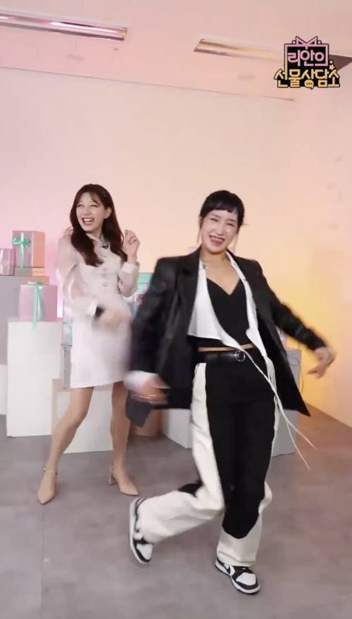 리안이 '리안의 선물 상담소' 코너에서 팬서비스로 댄스를 선보이고 있다. /사진=티몬