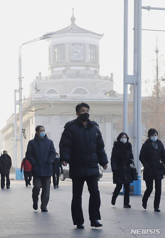 [평양=AP/뉴시스] 27일 북한 평양에서 마스크를 쓴 시민들이 평양 기차역 근처 거리를 걷고 있다. 2022.01.27.