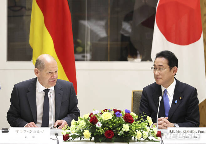 [도쿄(일본)=AP/뉴시스]지난달 28일 일본 도쿄의 총리 관저에서 기시다 후미오 총리가 올라프 숄츠 독일 총리와 회담 후 함께 재계 인사들과 면담하고 있다. 2022.05.11.