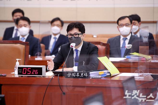 한동훈 법무부장관 후보자가 9일 서울 여의도 국회에서 열린 인사청문회에서 의원 질의에 답변하고 있다. 윤창원 기자
