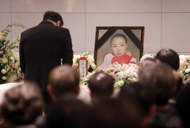 Tens of thousands of fans joined online at the funeral ceremony of Actor late Kang Soo-yeon.The funeral ceremony of the late Kang Soo-yeon was broadcast live on YouTube of the Film Promotion Committee, while the funeral ceremony was held at the Seoul Samsung Seoul Hospital The Funeral ceremony at 10 am on November 11.On the same day, 15,000 people watched live broadcasts on the movie promotion committee channel and shared funeral ceremony.KBS, MBC, YTN, and other broadcast channels, each of which attracted more than 10,000 viewers, and tens of thousands of fans watched the way for the deceased to leave.The fans expressed their regrets by saying the last greetings such as The Way We Were the works of Kang Soo-yeon, which they enjoyed through live commentary window.On this day, the funeral ceremony was held by Actor Yo Ji-tae, director of Gangneung International Film Festival, director Im Kwon-taek, actor Moon So-ri, Sol Kyoung-gu, and director of Reministration of Protection delivered the eulogy.Yoo Ji-tae said: I still dont feel real at all, I just wanted it to be a scene in the movie.Thank you for joining me with the Family, the film industry and the juniors, at the place where I left Suyeon Sunbather.Kim Dong-ho, chairman of the board, said, It has been 33 years since I first met at Moscow. I have been like a father, daughter, brother and brother, but can I leave before me?Everyone was glad to see Kang Soo-yeon, who is now leaping into a new movie with his natural acting ability after a long silence.I could not imagine anyone that the movie would be a masterpiece. Then Im Kwon-taek said, Like Friend! Like Friend, like my daughter, like my brother, I was always so strong that you were around.Take a rest, he said with a short eulogy.Sol Kyoung-gu recalled The Way We Were with the deceased and said, I taught and led you in detail from one to ten days when you did not have a movie experience.My Friend, my sister, my Sabu, I will never forget the love and concern, the care and dedication you showed me. I was happy with Sabu. Thank you. I love you.Your eternal assistant, he wrote in a eulogy.Moon So-ri recalled the sadness he felt when he left the deceased and expressed regret that Lets film together when we meet again, and do a movie there.Reminiscent of protection director, who directed the deceaseds masterpiece, After this funeral ceremony, I have to go back to the studio and face the face and worry about a new movie with Kang Soo-yeon Sunbather instead of making an eternal farewell to Kang Soo-yeon Sunbather.Acting by Actor Kang Soo-yeon is still in progress: Sunbather, who was the Korean film itself.Sunbather I will accompany Sunbathers last movie together and accompany many people who love Sunbather to the end to show Sunbathers new movie. Finally, Kang Soo-kyung, the brother of the deceased, said, Thank you to the people in the movie industry who have been busy with the last visit of our beloved Sister Kang Soo-yeon Actor.Thanks to you, I was able to fill the time of the farewell with The Way We Were.I hope that Kang Soo-yeon Actor, who has been with the movie for a lifetime, will be remembered forever and I would like to thank you again. Also, after the funeral ceremony, Jung Woo-sung and Sol Kyoung-gu came to the lead of a pilgrimage on the day and saw off the way of the deceased.Born in 1966, Kang Soo-yeon is a representative actor of Korean movies from 1980s to 1990s.He won the 1987 Venice International Film Festival Best Actress Award for Seed and won the Best Actress Award for Azezeze Bharaase at the Moscow International Film Festival in 1989. He announced Koreas first World Star worldwide.The deceased was also the protagonist of numerous hits and hot-screen films, including Mimi and the Youth Sketch of the withdrawal (1987) Now We Go to Geneva (1987), The Falling Is Wings (1989), The Way to the Racecourse (1991), The Blue of Your Own (1992), Go Alone Like a Horn of Muso (1995), and The Dinner of the Wives (1988).In 2001, she showed a strong presence in the house theater with the drama Yeo In-cheon. She also served as the executive chairman of the Busan International Film Festival from 2015 to 2017.The film is a Netflix movie Jung-yi, a return to Acting for more than a decade after shooting in January.Ko Kang Soo-yeon suffered a cerebral hemorrhage on the afternoon of the 5th and was transferred to the hospital with a cardiac arrest.He died at the early age of 55 on the third day, without regaining consciousness in prayer and cheering for recovery.The Funeral was held as a film seal, and the funeral chairman was Kim Dong-ho.Kim Ji-mi, Park Jung-ja, Park Jung-hoon, Son Sook, Shin Young-gyun, An Sung-ki, Lee Woo-suk, Im Kwon-taek, Jung Young, Jung Jin-woo and Hwang Ki-sung were among the funeral advisors.The funeral committee members are Kang Woo-suk, Kang Jae-gyu, Kang Hye-jung, Kwon Young-rak, Kim Nan-sook, Kim Jong-won, Kim Ho-jung, Ryu Seung-wan, Myung Gye-nam, Moon Sung-geun, Moon So-ri, Min Kyu-dong, Park Kwang-soo, Park Ki-yong, Park Jung-bum, Bang Eun-jin, Bae Chang-ho, Yang Yoon-ho, Yang Ik-joon, Reminiscent of Protection, Ye Ji-won, Oh Se-il, Won Dong-yeon, Yoo In-taek, Yo Ji-tae, Yoon Jae-gyun, Lee Kwang-guk, Lee Byung-hun, Lee Yong-kwan, Lee Eun, Lee Jang-ho, Lee Jun-dong, Lee Chang-dong, Lee Hyun-seung, Jang Sun-woo, Jeon Do-yeon, Jung Woo-sung, Jae, Chae Yoon Hee, Choi Dong Hoon, Choi Byung Hwan, Choi Jae Won, Choi Jung Hwa, Huh Moon Young,