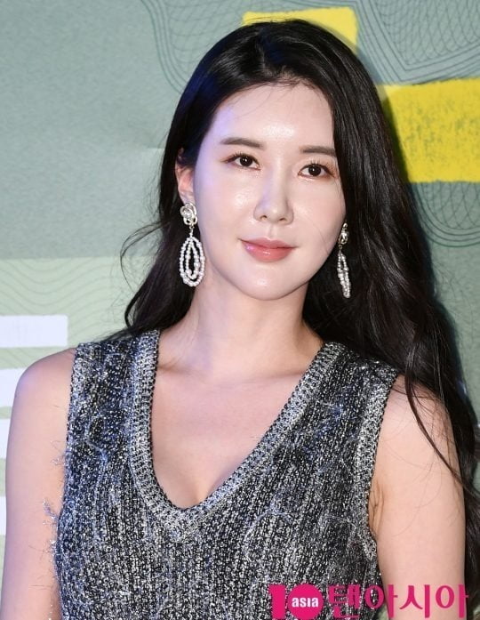 Actor Jang Mi-inae, who suggested retirement from the entertainment industry, reported surprise news in two years.He has been in the center of the topic once again with the premarital pregnancy, which has been surrounded by various rumors and rumors such as propofol Illegal medication, $ ponsor proposal Disclosure, and government criticism.Jang Mi-inae recently announced the news of the pregnancy directly through her Instagram, with a photo of the D line revealing, and leaving a post entitled Hello, Starling.The netizens speculated that the starling is Taemyung and is not currently in pregnancy.In particular, Jang Mi-inae was surprised by the sudden pregnancy fact because he had not reported marriage news.Bass Entertainment, a subsidiary company, acknowledged the marriage and pregnancy fact on the afternoon of the 10th, saying, Jang Mi-inae is devoted to the association of Businessman and marriage.In the meantime, Jang Mi-inae has been disclosure the rumors surrounding him through SNS, and has been constantly engaged in a war with netizens and became an issue maker.Jang Mi-inae has told her that she was offered a $ponsor twice.In November 2018, with a picture of the agents DM connecting the $ ponsor, Do you want to be right or not that I have received such a note in Actor life?, and it was a 2020 yearIn January, he released a reply to the $ ponsor proposal DM, Off XX.Jang Mi-inae, who strongly responded to the suspicions of going to the entertainment business, did not hesitate to continue to express his anger when the rumors of molding and death came out in February of that year.The end of his ause was retirement from the entertainment industry: 2020 yearIn March, Jang Mi-inae, who was criticized for posting criticism of the government on the Corona 19 livelihood subsidy and adding a tag of catastrophe, a word that depreciates President Moon Jae-in in the far-right community, even exchanged abuse with some netizens.In the end, he said, I am sensitive to political remarks, and I can be attacked like this, and I am really tired once again. He said, I will not act as an actor in Korea anymore.However, his retirement is not certain because Jang Mi-inae still belongs to the Bath Company.Jang Mi-inae is a profession called Actor, but he is more famous for SNS than his work.He made his debut through MBC sitcom Nonstop 4 in 2006 and suspended Actor activity in 2013 after being sentenced to eight months in prison and two years in probation for propofol Illegal medication. In February 2019, six years later, he broke his long gap by appearing briefly in KBS 2TV drama Local Lawyer Jo Deul-ho 2: Sin and Punishment, but failed to perform much as an Actor ...Jang Mi-inae, who was hit by a double slope of 2 years ahead of marriage. His move as an actor is unclear, but he hopes that only a flower path will be unfolded as a prospective wife and mother.