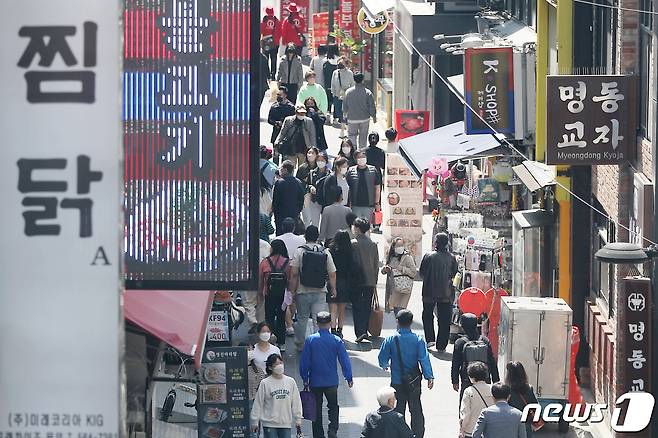 서울 중구 명동 먹자골목이 나들이를 나온 시민들로 북적이고 있다. 2022.4.17/뉴스1 © News1 민경석 기자
