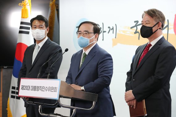 김성한 국가안보실장(가운데)이 내정 당시이던 지난 5월1일, 서울 종로구 통의동 인수위에서 국가안보실 인선에 대해 브리핑하고 있다. (공동취재사진) 사진=뉴시스