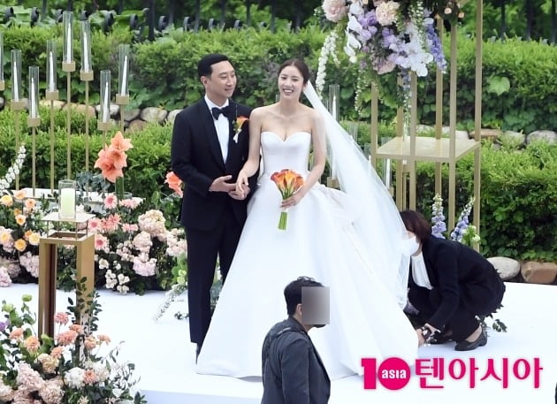 A 10-year relationship came to fruition as a couple: Singer and Actor Son Dam-bi marriages former five-year-old speedskating national team Lee Kyou-hyuk.Son Dam-bi and Lee Kyou-hyuk held an outdoor marriage ceremony at the Grand Hyatt Hotel in Hannam-dong, Yongsan-gu, Seoul at 4:30 pm on the 13th.The release of distances lifted the limit on the number of passengers, and many colleagues stepped in.Actor Gong Hyo-jin, Kim Go-eun, Lim Soo-hyang, Soy Hyun and In-Gyo Jin, musical actor Kim Ho-young, singer Jo Kwon, Kim Heung-guk and gag woman An Young-mi visited the ceremony.Lee Kyou-hyuks best friend Seo Jang-hoon also attended as a guest and shone his seat.The marriage ceremony was held without any hesitation, and the celebration was performed by singer Psy, Jo Kwon of group 2AM, and Imsung, respectively, singing entertainer and this song.The bouquet was received by Son Dam-bis best friend, model and actor Kang Seung-hun.Son Dam-bi picked up his gaze by choosing a bold off-shoulder wedding dress; Lee Kyou-hyuk opted for a neat black tuxedo.Son Dam-bi and Lee Kyou-hyuk couldnt hide their laughs throughout the marriage ceremony.In particular, Son Dam-bi has revealed his affection by patting Lee Kyou-hyuks back and holding hands, which is hard to stand for a long time.Son Dam-bi and Lee Kyou-hyuk reported on marriage news a month after officially acknowledging their devotion in December last year.Son Dam-bi told his SNS that he had a person who wants to live with him and said his marriage with Lee Kyou-hyuk.At the time, they informed them that they had known each other as friends for three months, but recently they had a relationship with each other through the entertainment show Kiss and Cry through the entertainment show Dongsangmong 2 broadcast and made a commitment for a year.Son Dam-bi and Lee Kyou-hyuk who succeeded in reuniting in 10 years, and saw the fruits of marriage after their second devotion.They announced that the announcement of the high-speed marriage caused suspicions of premarital pregnancy, but this was not true.The two men were frankly Confessions, saying they were living at Son Dam-bis house on weekdays and Lee Kyou-hyuks house on weekends before marriage.Lee Kyou-hyuk has won four championships and six Olympic Games, including the 1000m in 1997 and the 1500m world record in 2001.He retired from active duty after the 2014 Sochi Winter Olympics.